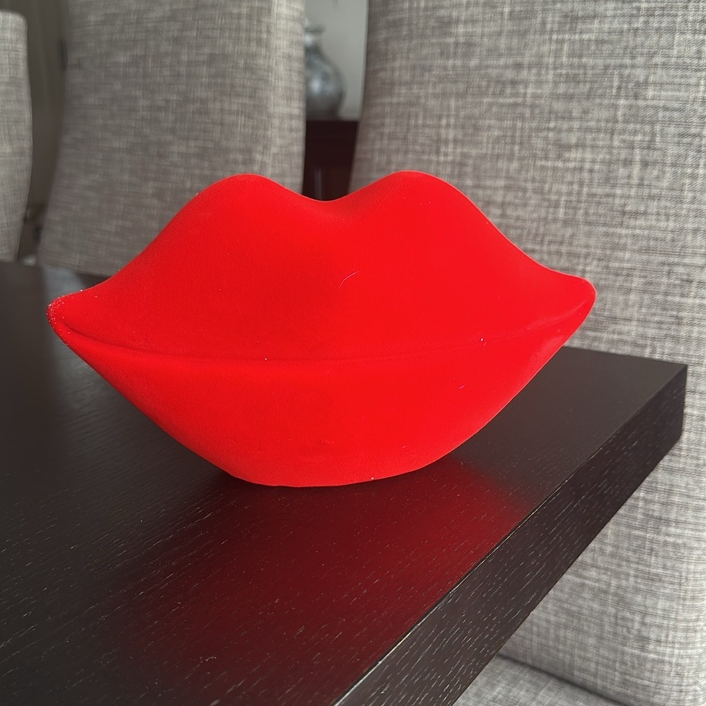 BELLA LUX  Flocked Lip Decor